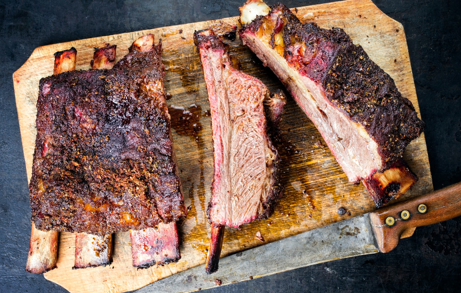 Afbeelding van een gesneden barbecue beef short ribs met coffee Rub op snijplank