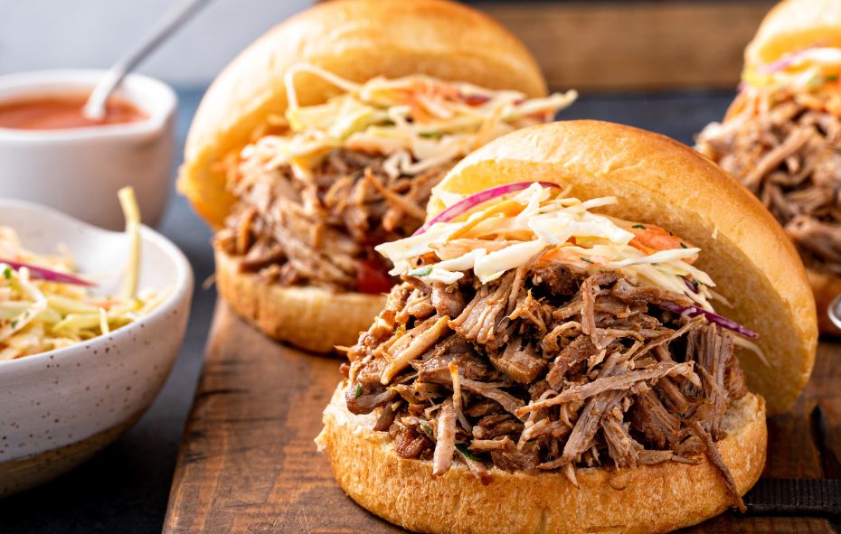 Brioche sandwich met pulled veal en mosterd-mayonaise