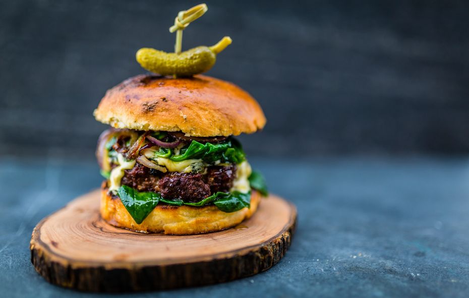 Broodje wild zwijn burger met spinazie en blauwe kaas