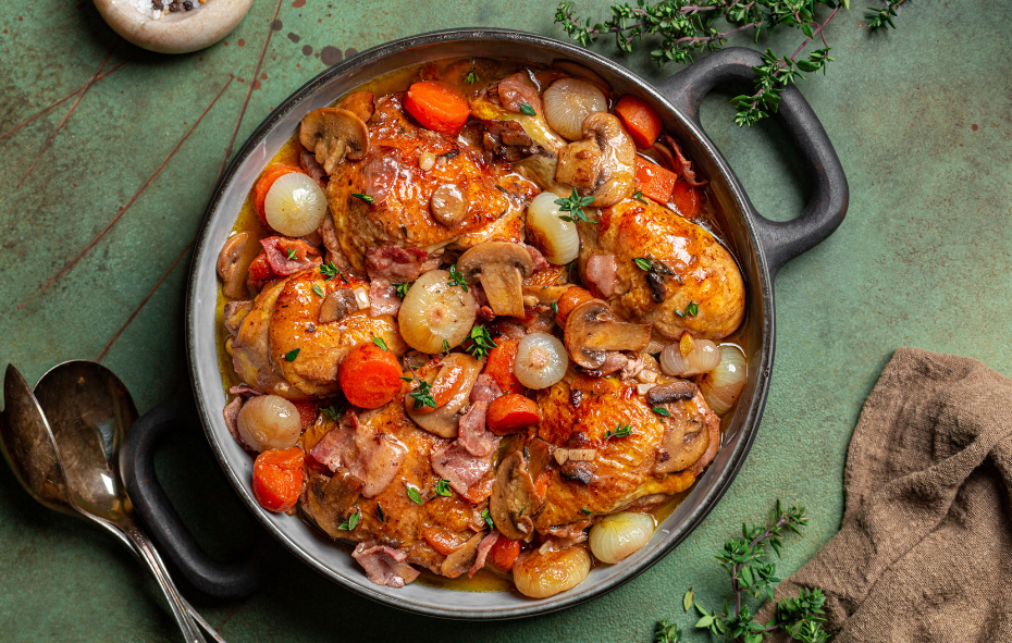 Coq au vin met kippendijen recept in een pan