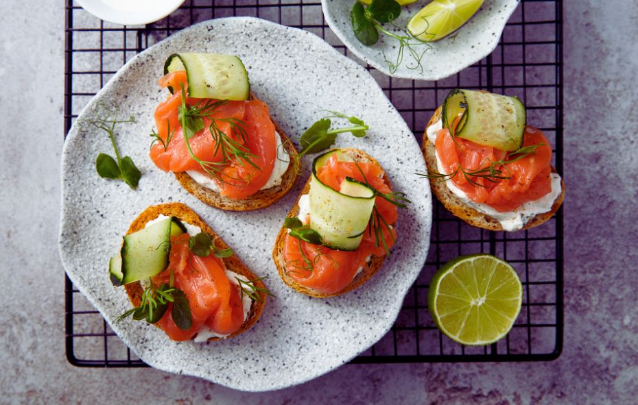 Crostini’s met gerookte zalm, roomkaas en komkommerlinten