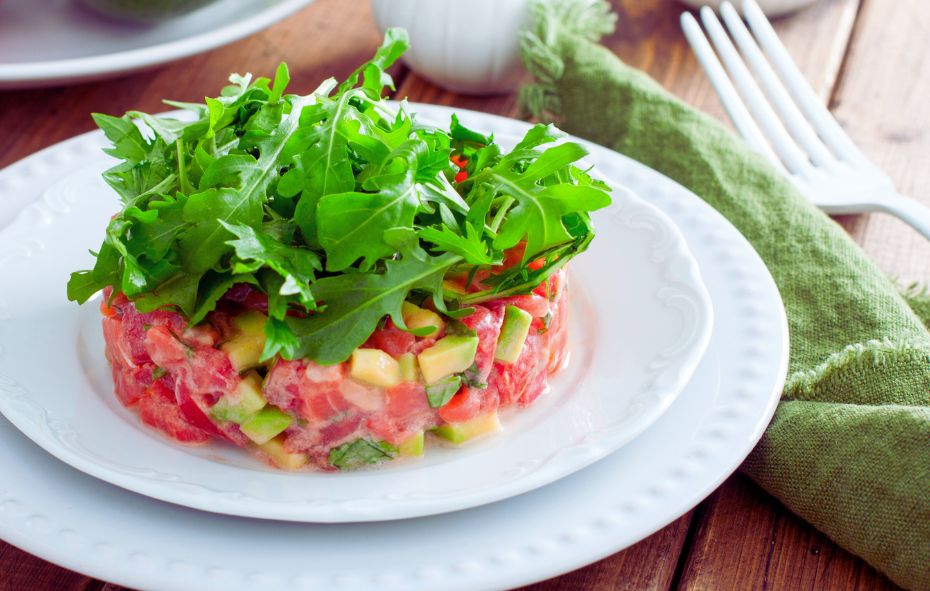 Frisse biefstuktartaar met avocado, tomaat en rucola