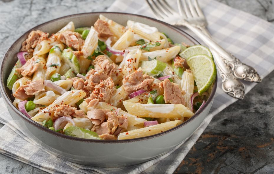 Frisse lente pastasalade met gerookte makreel