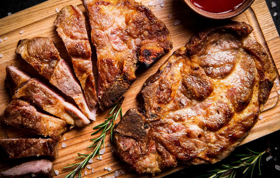 Gegrilde varkenskarbonades van de barbecue