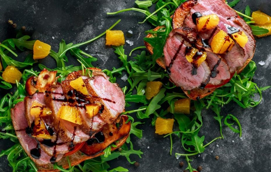 Gerookte eendenborst met sinaasappel-citroen compote op toast