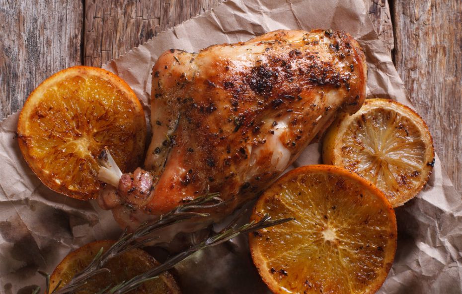 Hazenbouten van de BBQ met chocolade-sinaasappelsaus