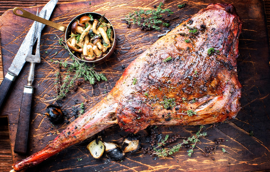 Afbeelding van gegrilde reebout van de barbecue met knoflook, rozemarijn, tijm.