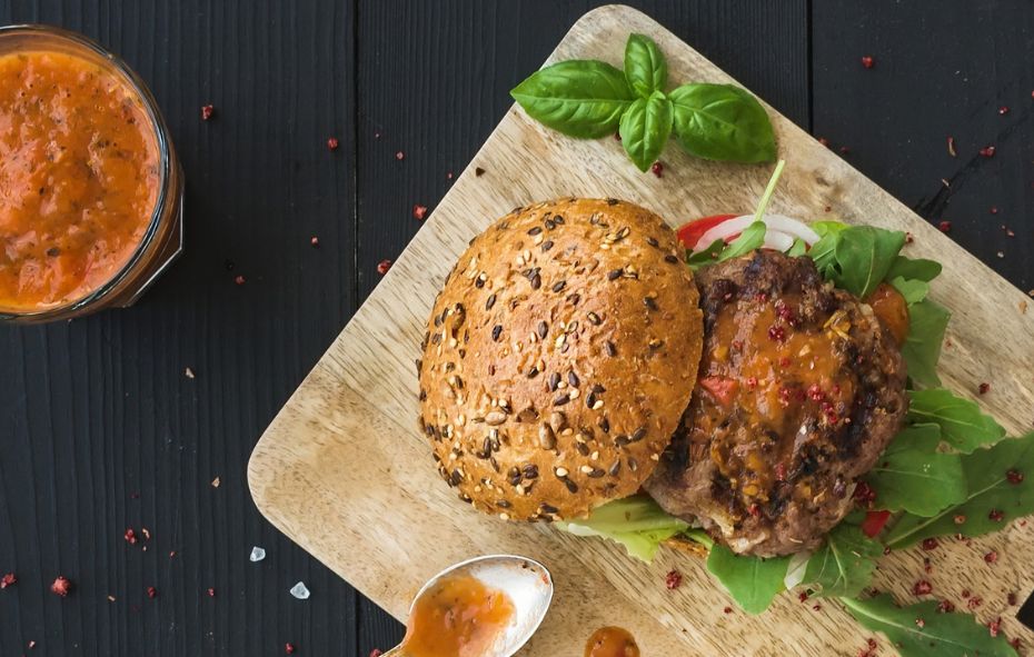 Runderburger met zelfgemaakte pittige tomatensaus