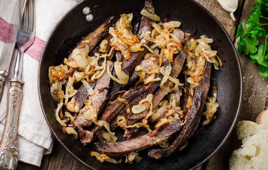 Recept van runderhart geserveerd op een bord