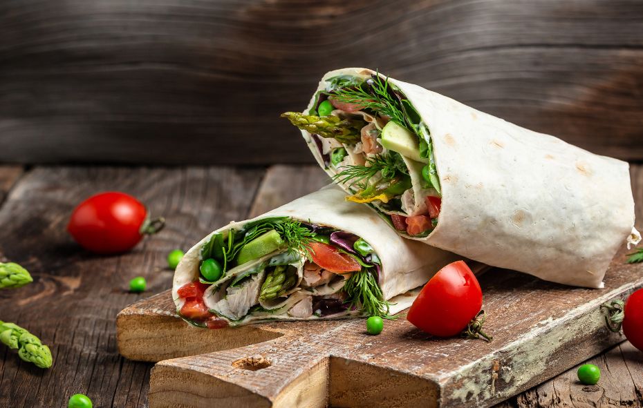 Voorjaarswraps met kipfilet, avocado en groene asperges