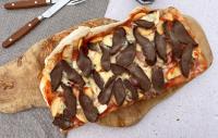 Wildsteak pizza - pizza met edelhertbiefstuk en kaas