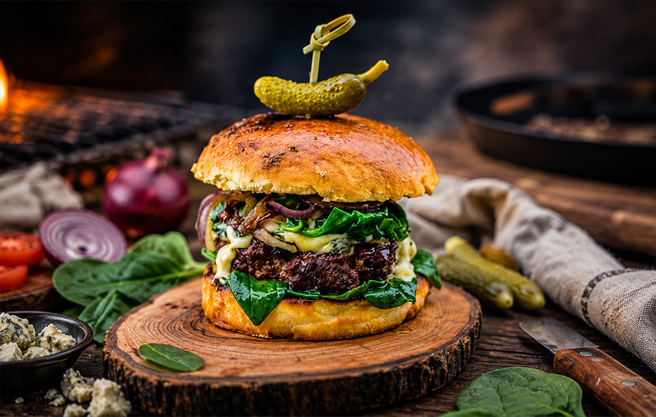 Broodje wild zwijn burger met spinazie en blauwe kaas
