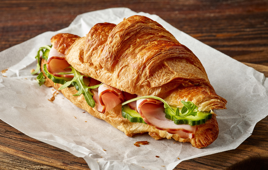 Croissant met gerookte eendenborst en sinaasappel-mascarpone