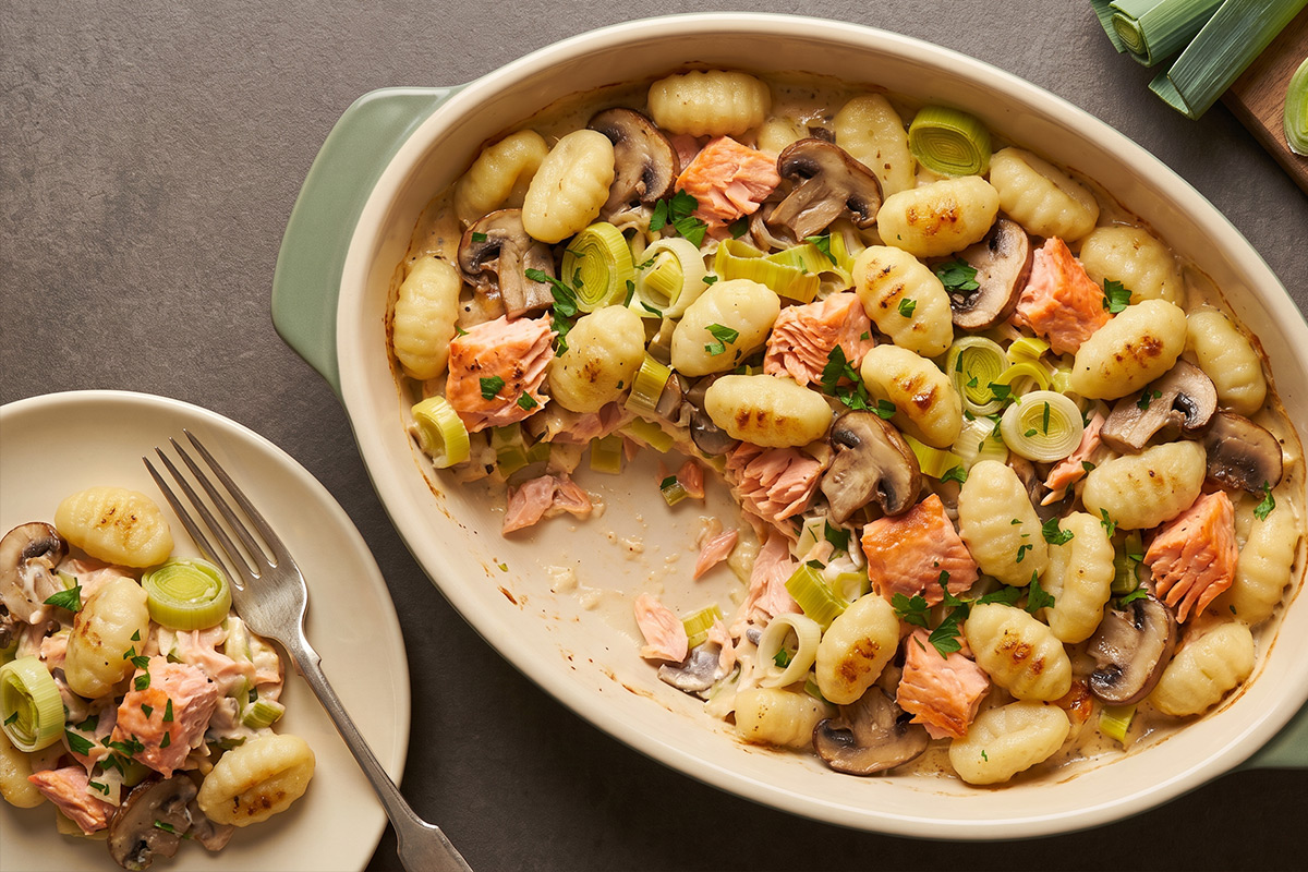 Gnocchi-ovenschotel met wilde zalm, prei en champignons