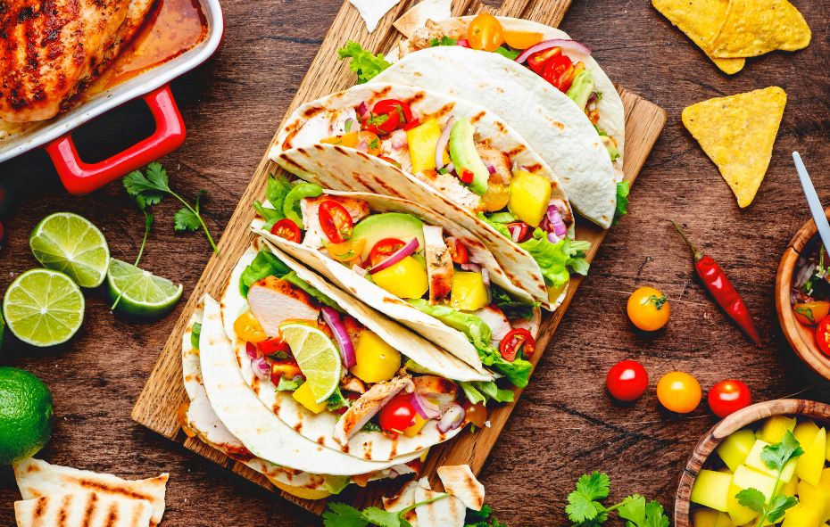 Jamaican jerk chicken taco's met mango-salsa
