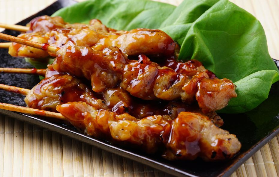 Japanse Yakitori spiesjes van de barbecue