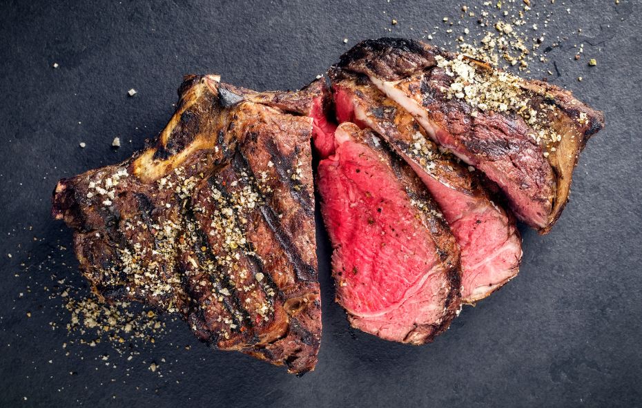 Perfect gebakken dry aged cote de boeuf van de barbecue