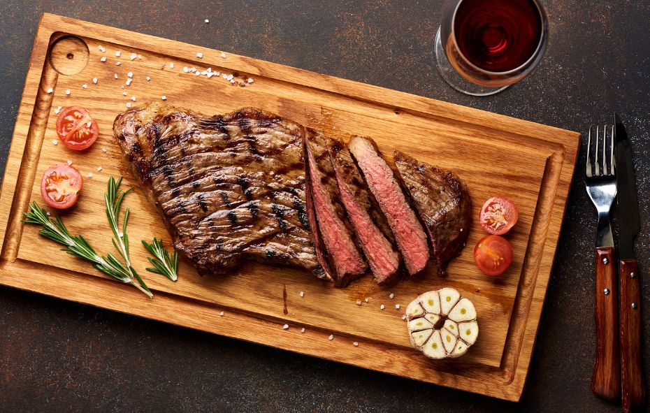 Striploin steak met rode wijnsaus