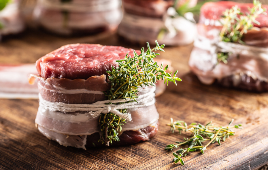Tournedos met spek en kruiden van de barbecue