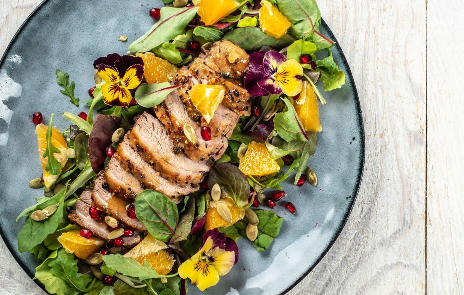 Varkenshaas met lentesalade