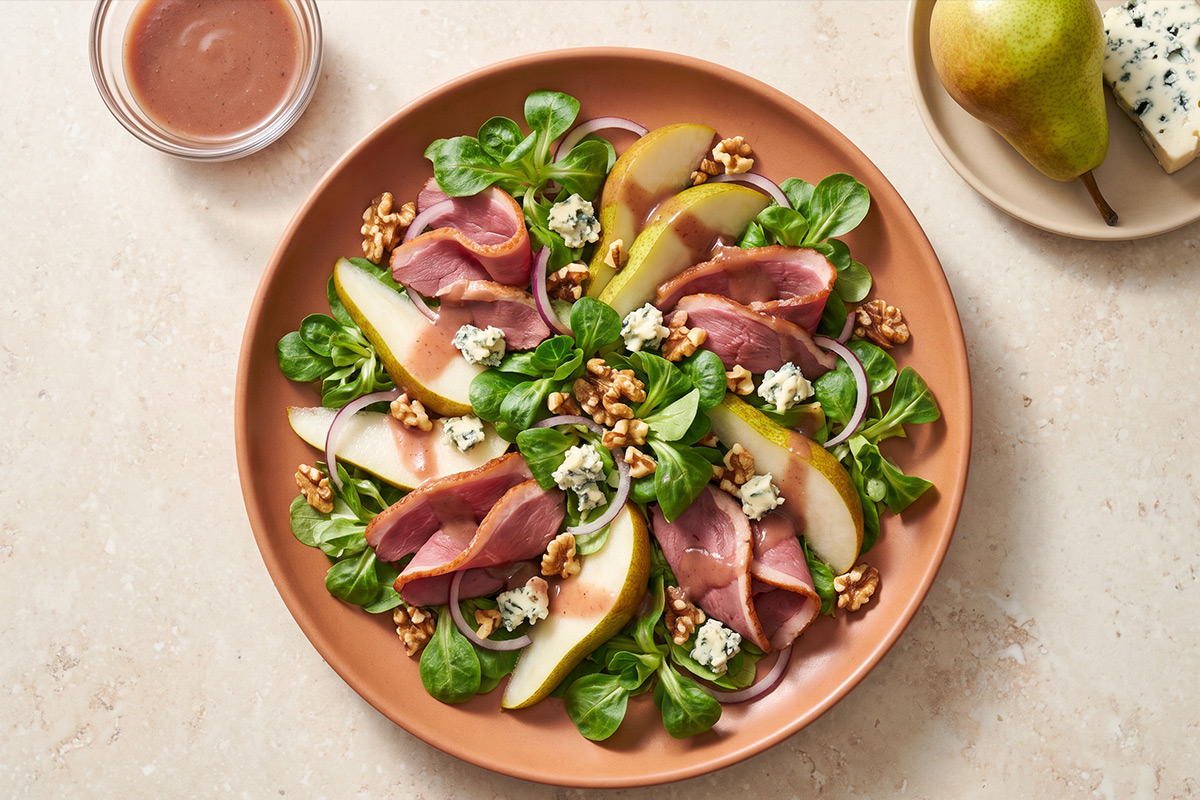 Luxe herfstsalade met gerookte eendenborst, peer en blauwe kaas
