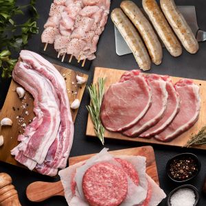 Foto van inhoud barbecue pakket met speklappen, barbecueworsten, kipspiesen, filelapjes en hamburgers