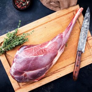 Verse reebout op houten snijplank.